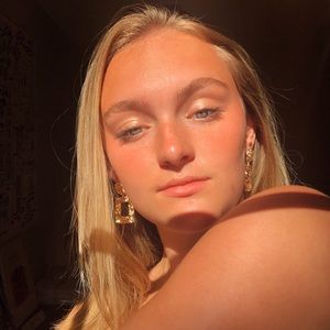 Meet your Posher, Abigail